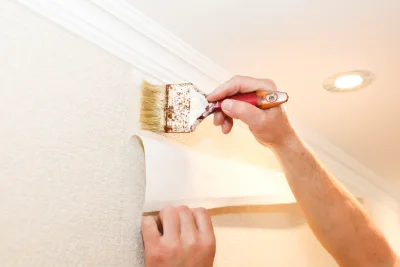 Pose de papier peint à Gruyères — revêtements muraux et toiles de verre